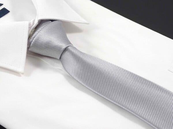 Krawatte für Herren aus 100% Seide - handgefertigt in Italien - 150 x 7 cm - grau