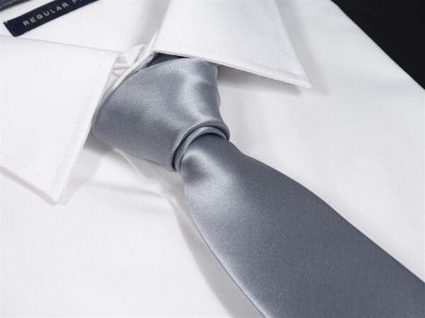 Krawattenset für Herren - Krawatte und Einstecktuch aus Satin Mikrofaser - Hangefertigt in Italien - 150 x 7 cm - hellgrau
