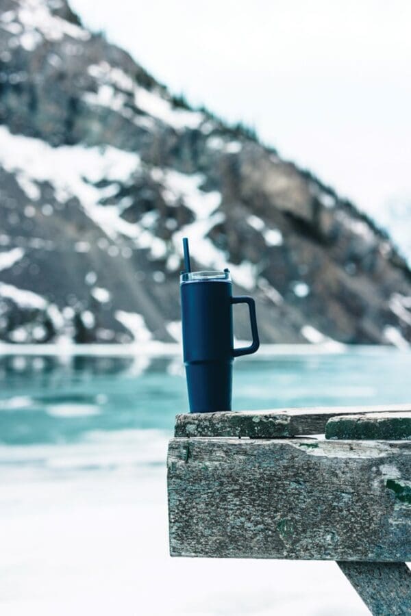 Becher Tana aus RCS recyceltem Kunststoff mit Griff 900ml
