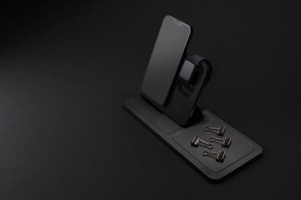 Swiss Peak 3-in-1- Wireless-Charging Desk-Tray aus RCS rPU