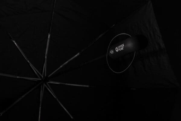 Swiss Peak AWARE™ Tornado 27" Taschen-StormProof-Schirm
