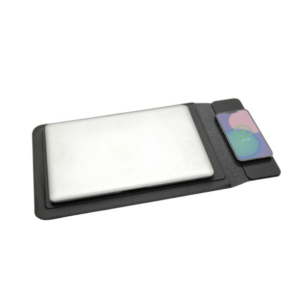 Swiss Peak magnet. 15,6" Laptop-Sleeve mit 15W Ladefunktion
