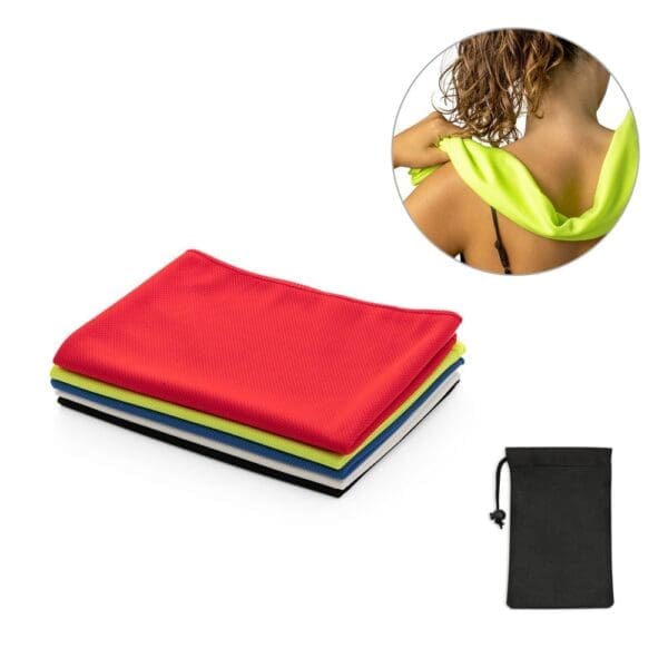 Sporthandtuch BERNAL. aus recyceltem Polyester (100% rPET) dient zur Erfrischung mit Vliesstoffbeutel