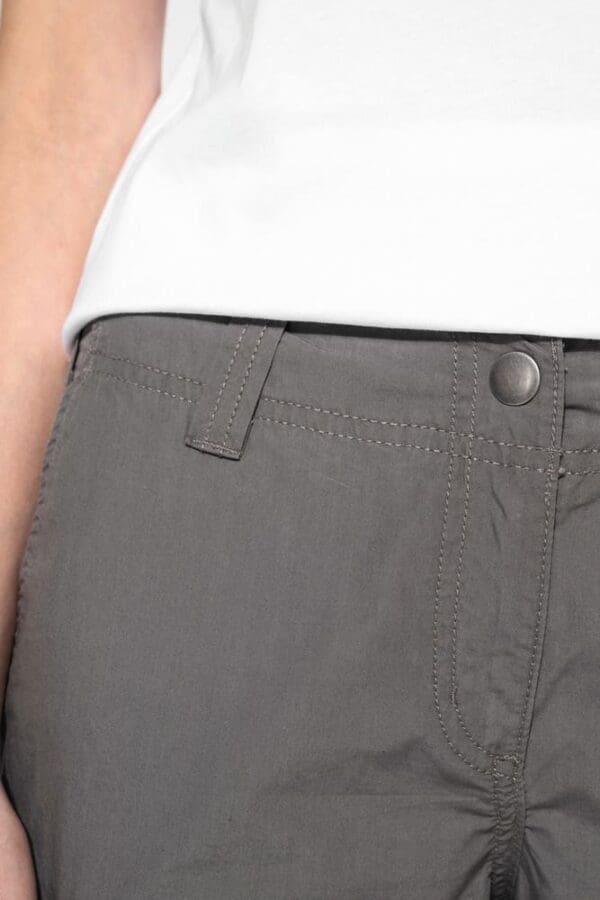 Leichte Damenhose mit mehreren Taschen K746
