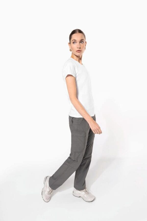 Leichte Damenhose mit mehreren Taschen K746