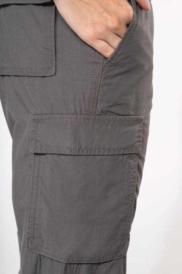 Leichte Damenhose mit mehreren Taschen K746