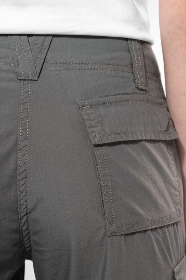 Leichte Damenhose mit mehreren Taschen K746
