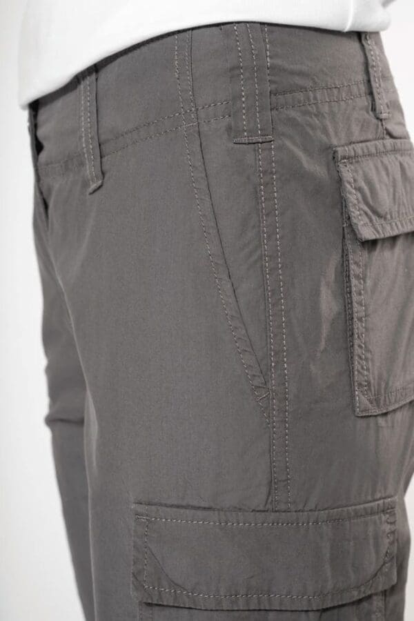 Leichte Damenhose mit mehreren Taschen K746