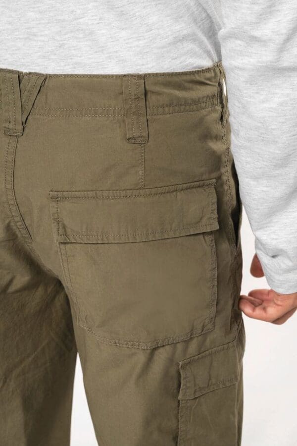 Leichte Herrenhose mit mehreren Taschen K745
