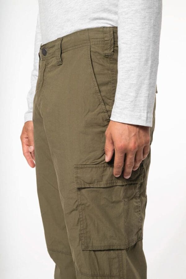 Leichte Herrenhose mit mehreren Taschen K745