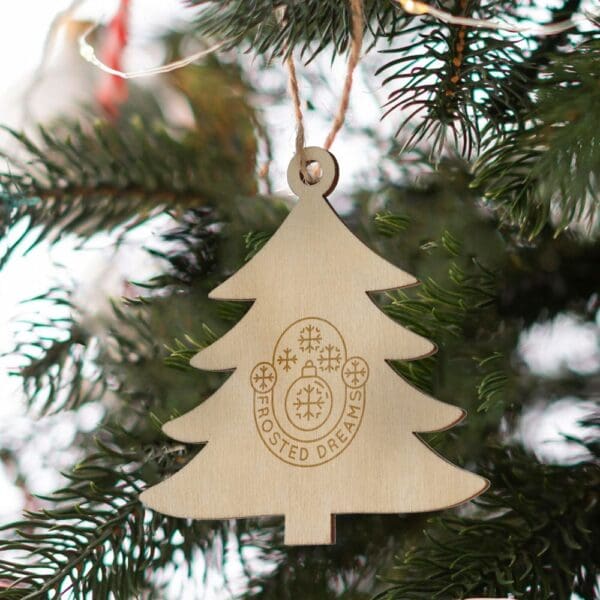 Baumförmiges Weihnachtsornament aus Holz