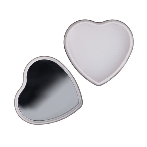 Lippenbalsam in Flacher metallischer Herzformdose